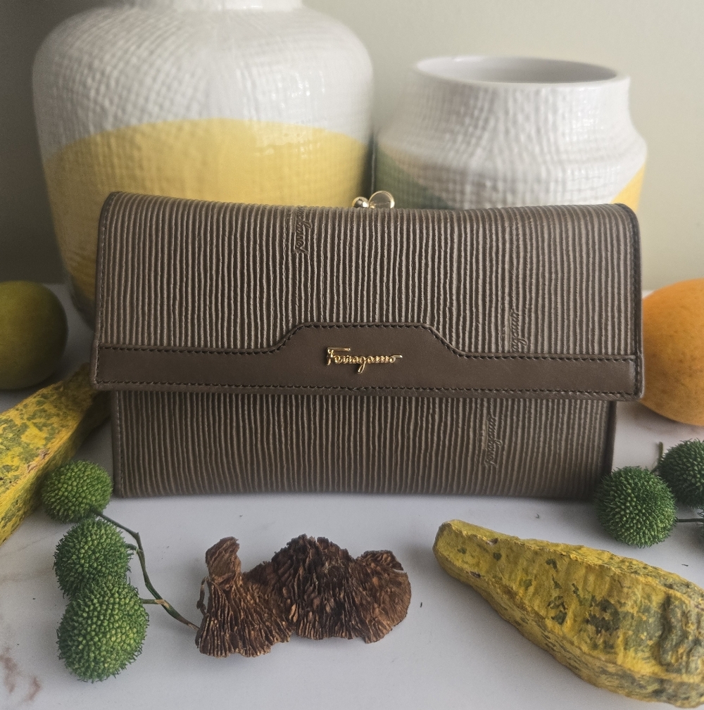 Vintage Salvatore Ferragamo Kisslock Textured Leather  Continental Wallet Pouch